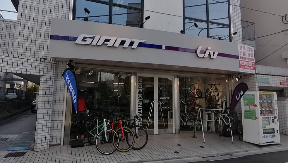 ジャイアント国立店内装工事 店内クロス、ダイノック貼り